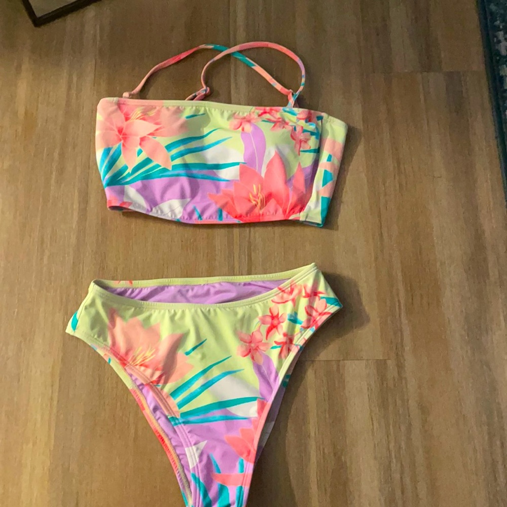 Billabong small swimsuit - never worn